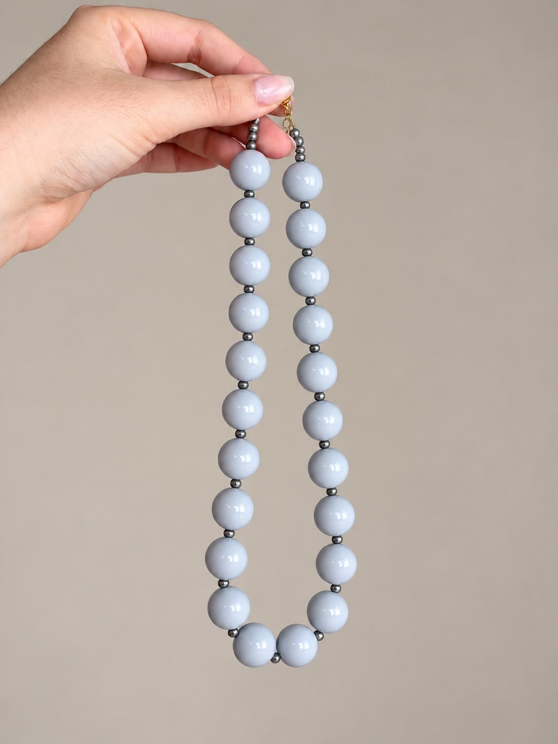 Collar bolas con gris