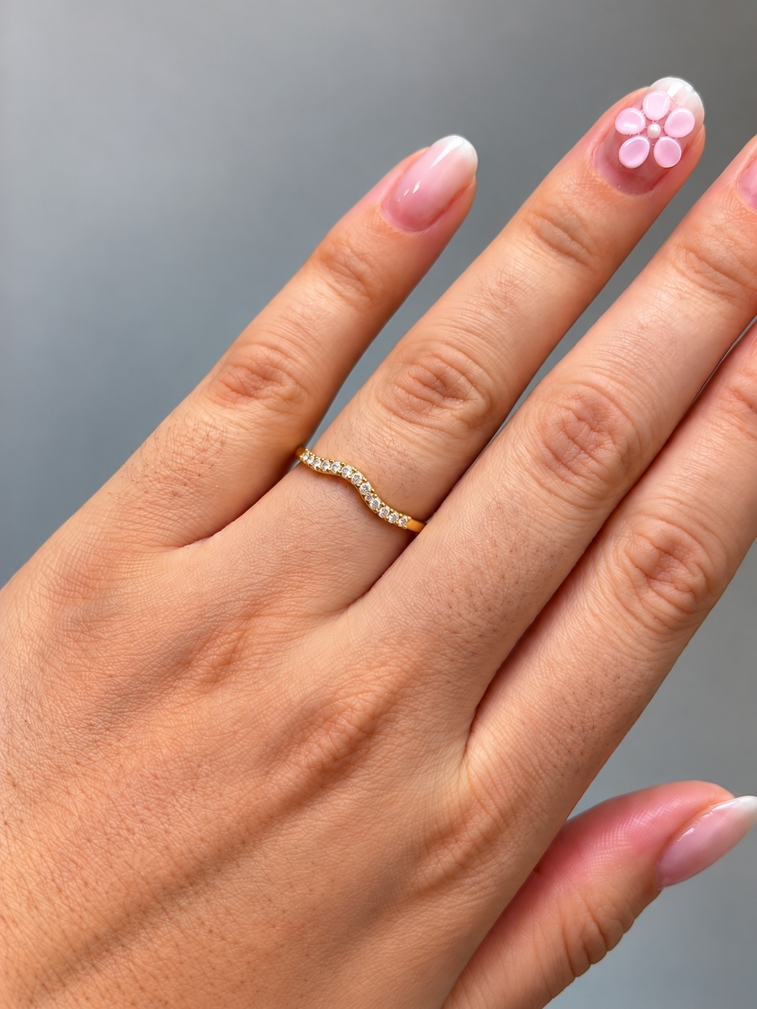 Anillo Ondulado con Zirconias