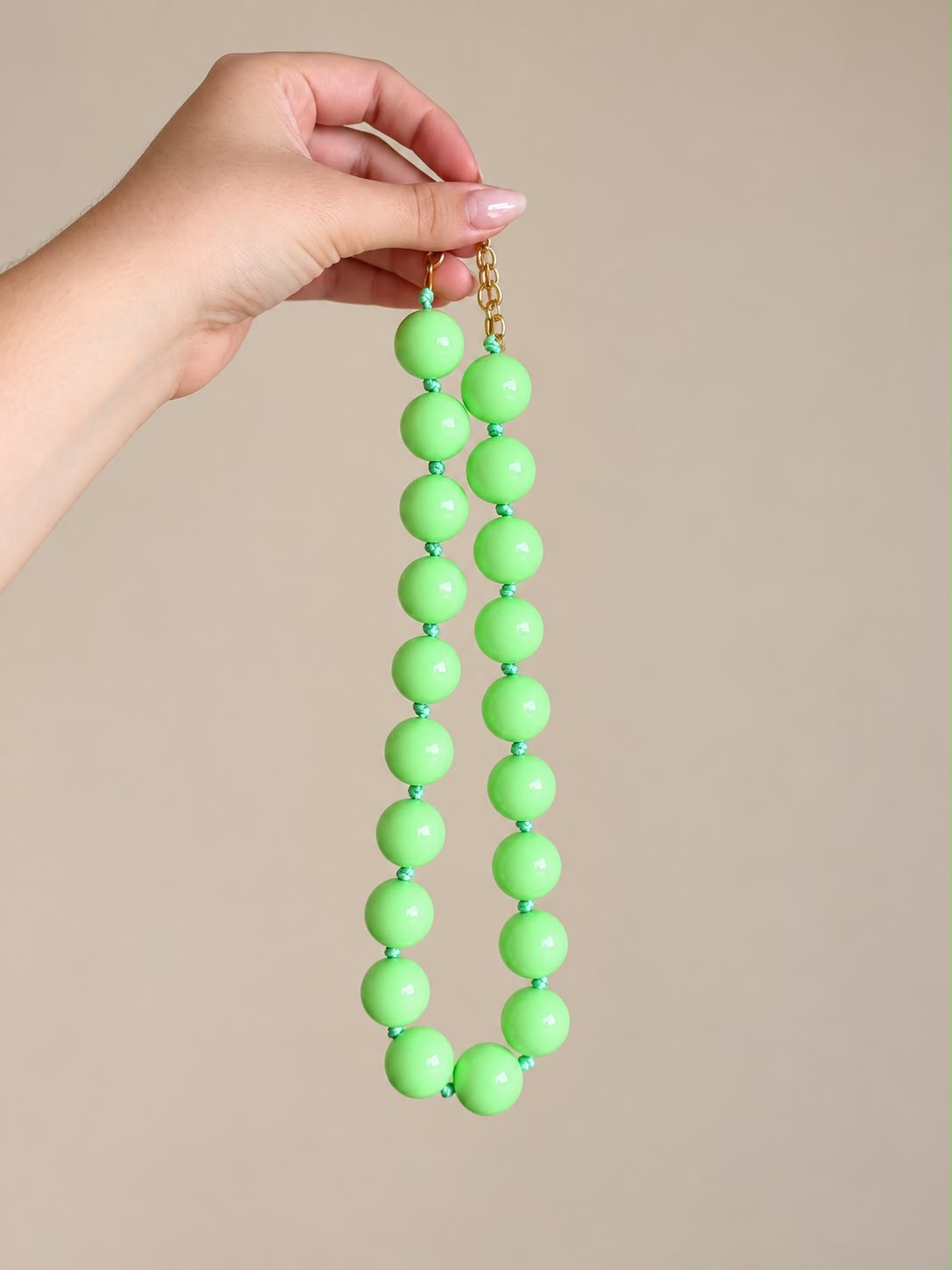 Collar de bolas verde claro