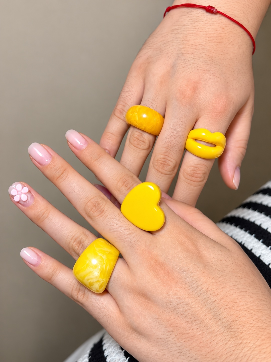 Anillo de resina amarillo