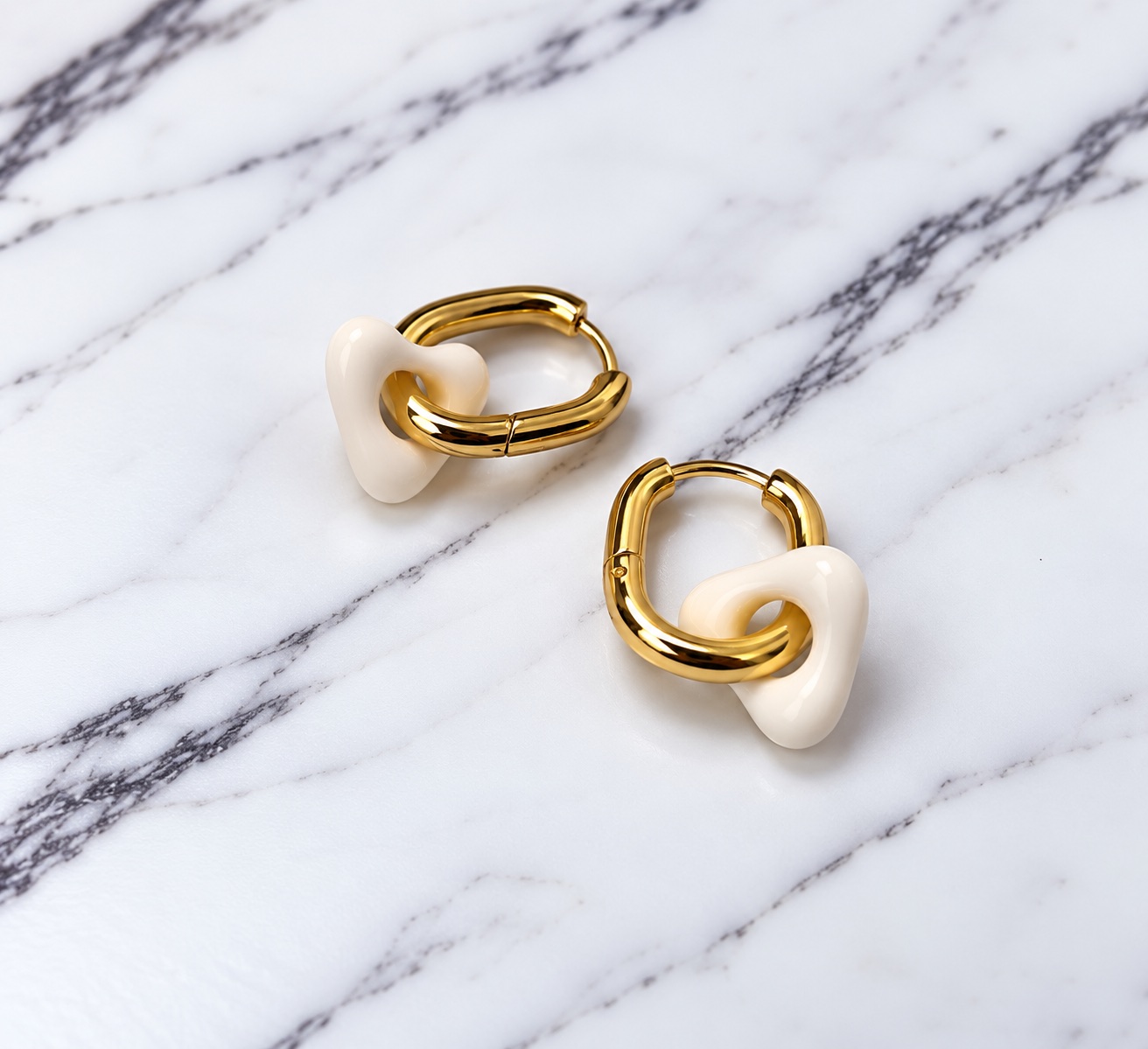 Aretes corazones blancos